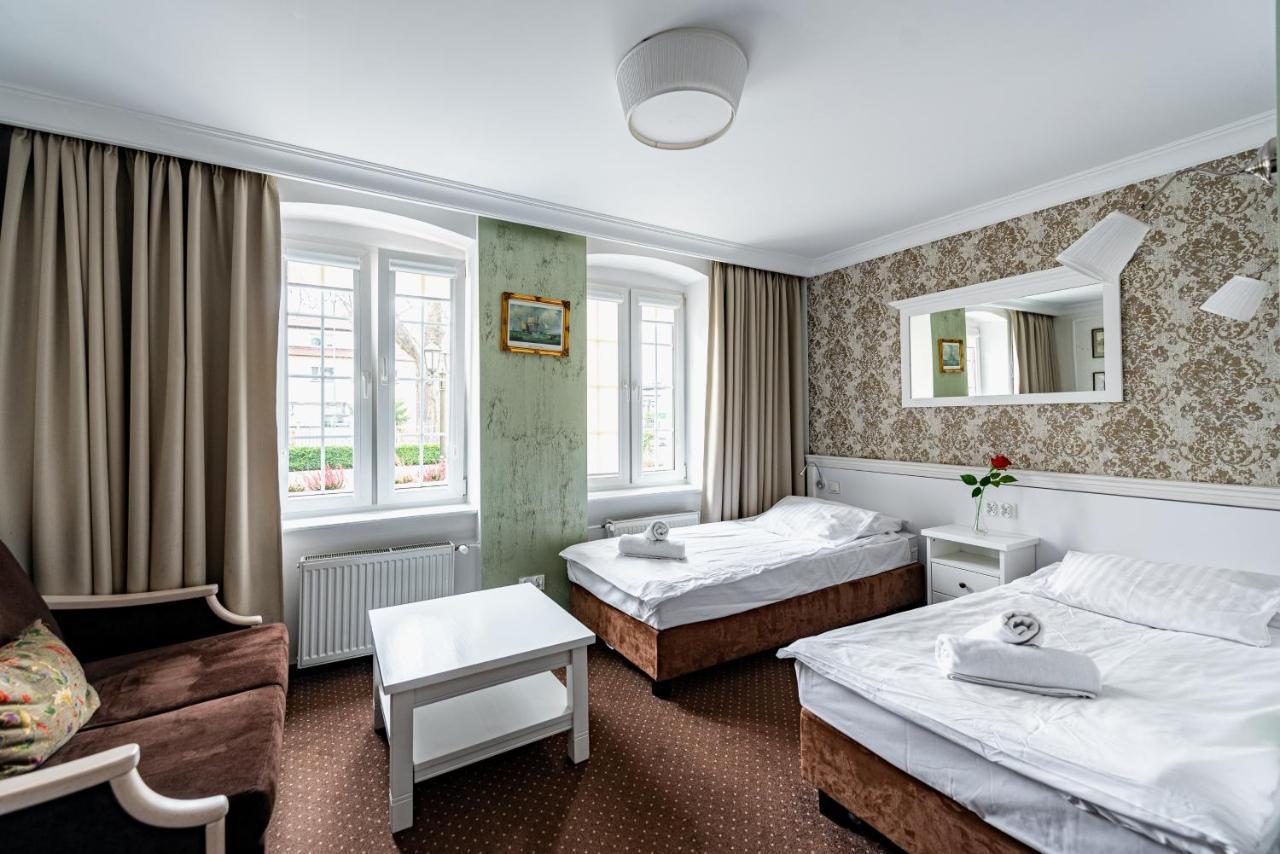 Dom Goscinny Bialy Dworek Człuchów Extérieur photo