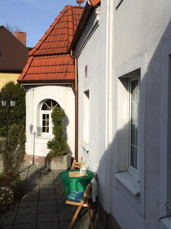 Dom Goscinny Bialy Dworek Człuchów Extérieur photo