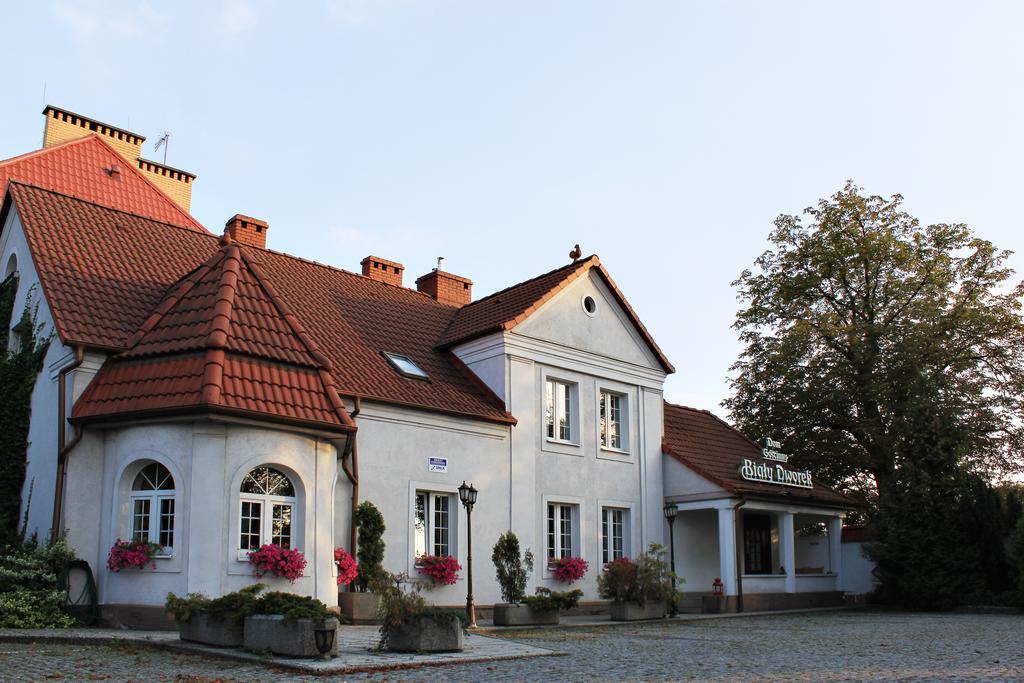 Dom Goscinny Bialy Dworek Człuchów Chambre photo