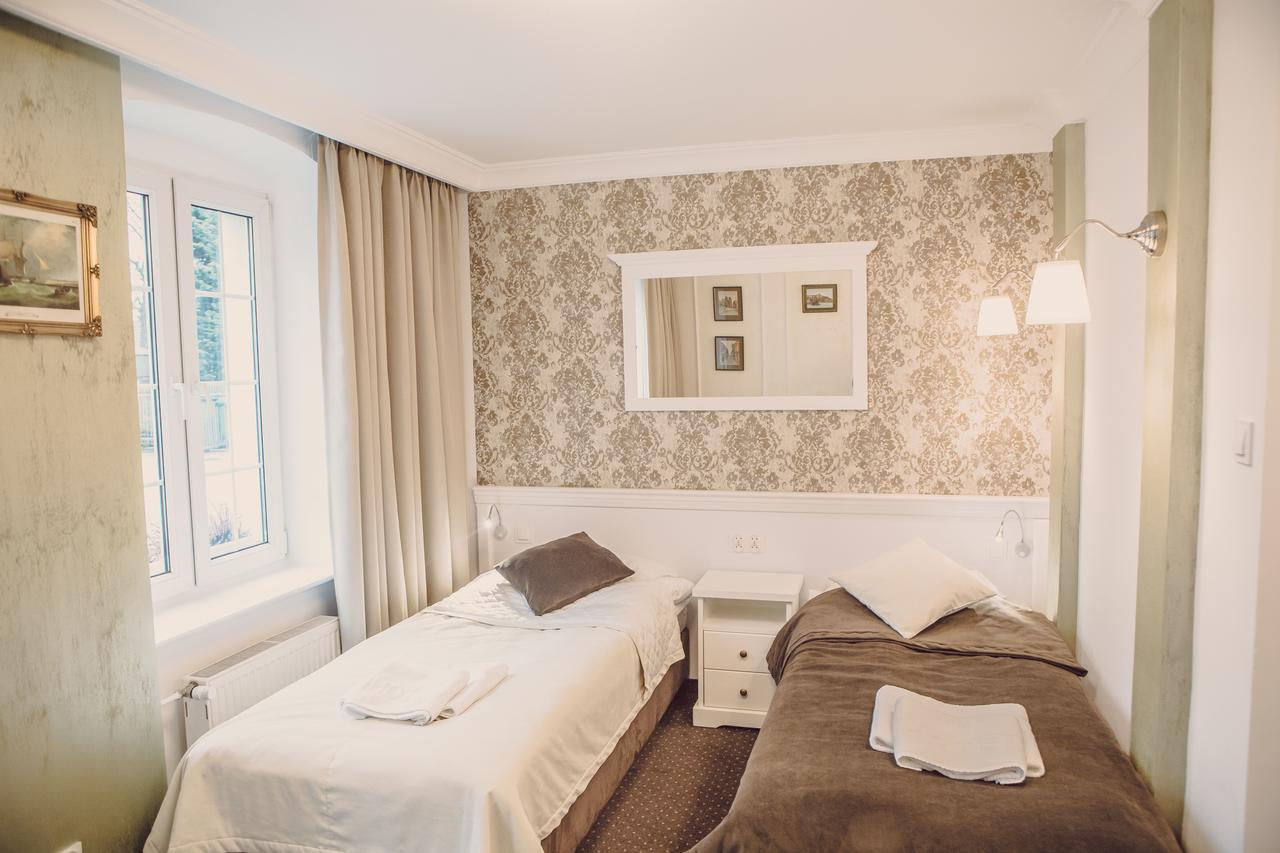 Dom Goscinny Bialy Dworek Człuchów Extérieur photo