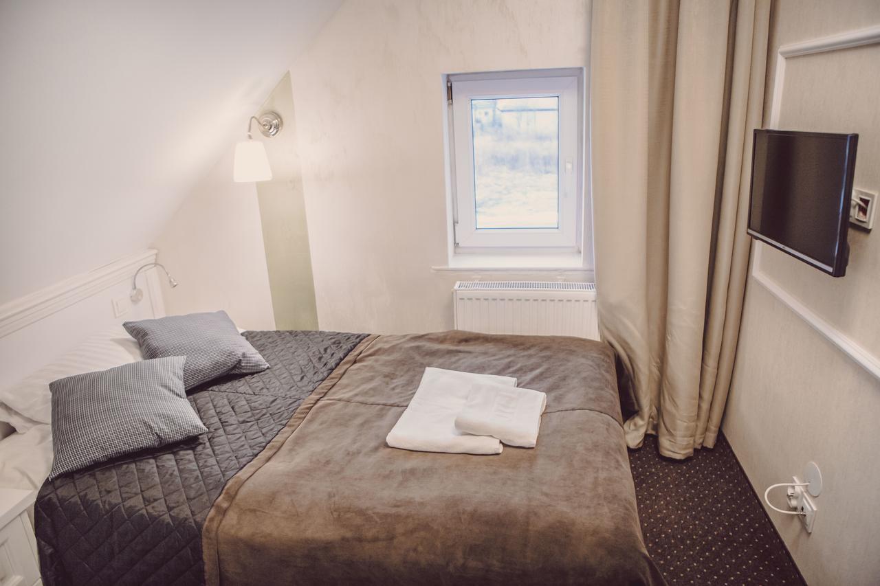 Dom Goscinny Bialy Dworek Człuchów Extérieur photo