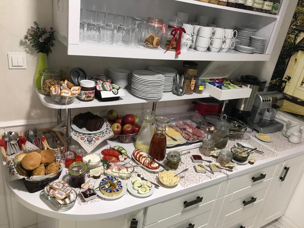 Dom Goscinny Bialy Dworek Człuchów Extérieur photo