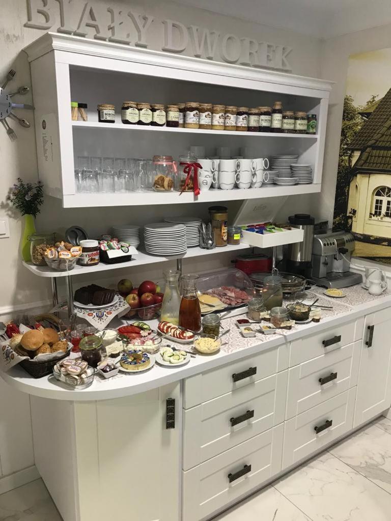 Dom Goscinny Bialy Dworek Człuchów Extérieur photo